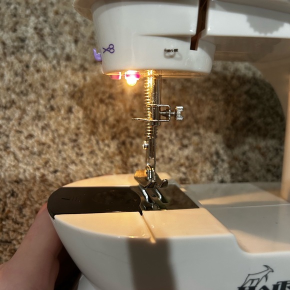 Mini Sewing Machine - Picture 12 of 15